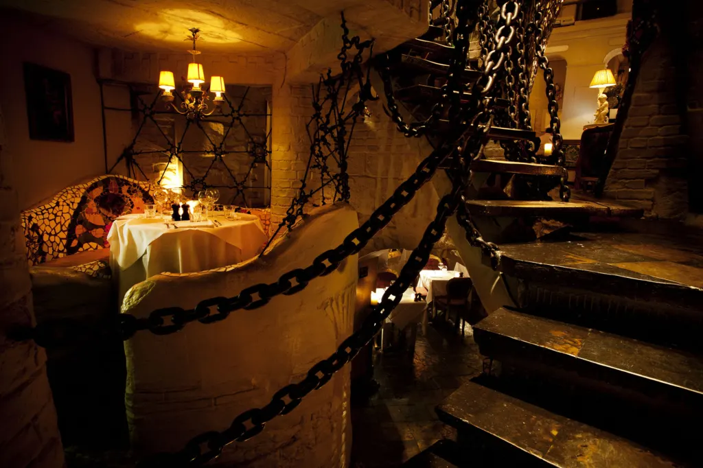 Beach Blanket Babylon — commercial and interiors photograph in London, UK, frame 12 of 44.